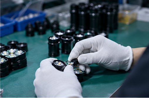 LED module and reflector being assembled into a flashlight head